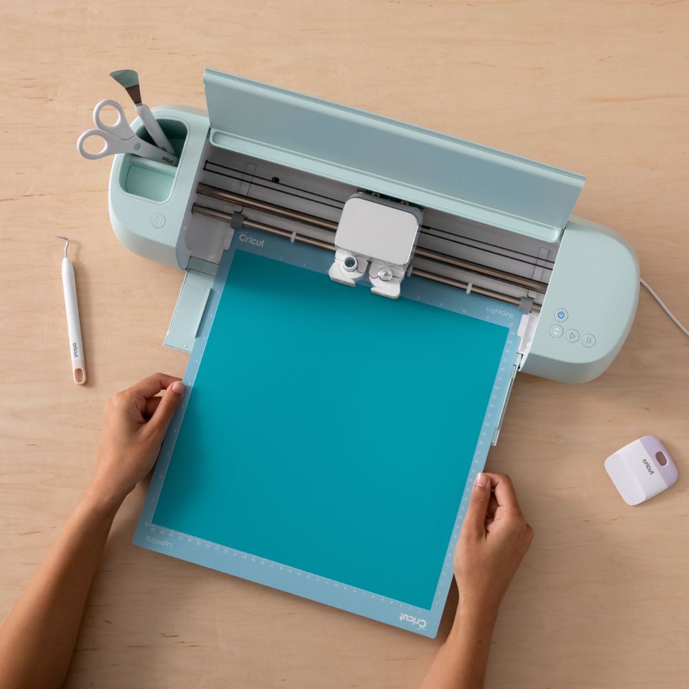  cricut maker 3 avec un tapis posé du vinyle thermoactif au frois bleu